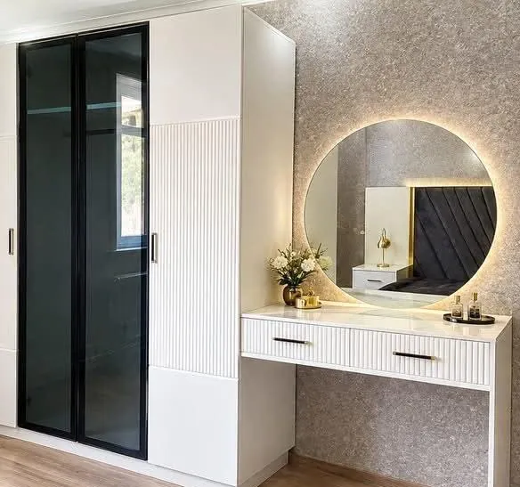 Armoire vitrée noire et coiffeuse avec miroir rond