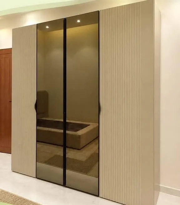 Armoire à portes coulissantes en verre fumé